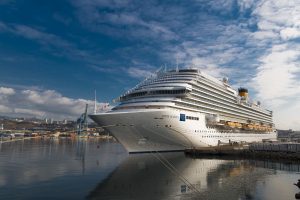 Le paquebot Costa Diadema à quai dans le port de Marseille, sous un ciel bleu nuageux