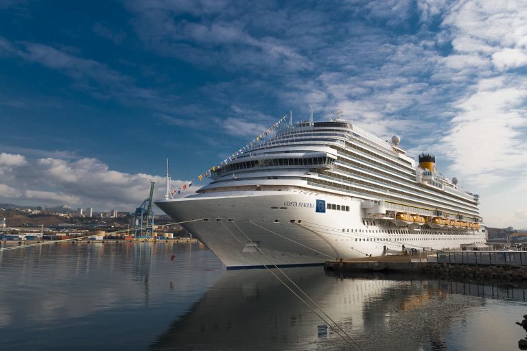 Le paquebot Costa Diadema à quai dans le port de Marseille, sous un ciel bleu nuageux