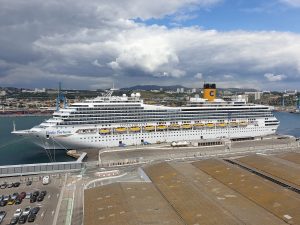 Le paquebot Costa Fortuna, coque blanche et cheminée jaune au logo C de Costa, amarré au terminal croisière du port de Marseille