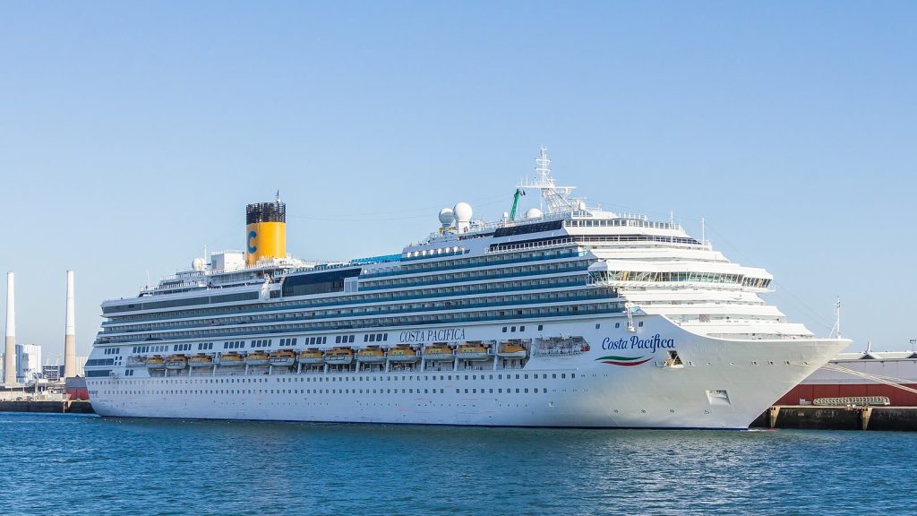 Paquebot Costa Pacifica amarré au quai Roger Meunier dans le port du Havre, sous un ciel bleu