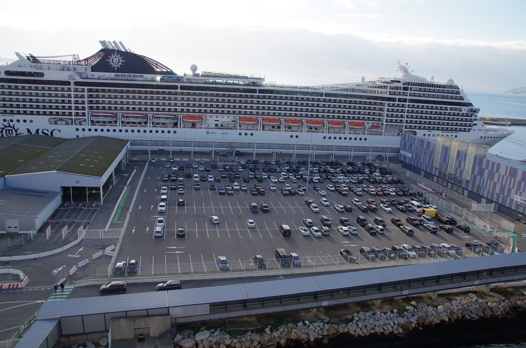 Paquebot MSC Magnifica amarré à quai dans le port de croisière de Marseille