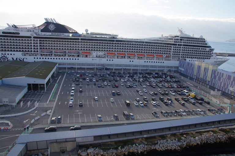 Paquebot MSC Magnifica amarré à quai dans le port de croisière de Marseille