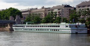 Le bateau de croisière fluviale Seine Princess de CroisiEurope, coque blanche à liseré vert, amarré le long d'un quai de la Seine à Rouen devant des immeubles