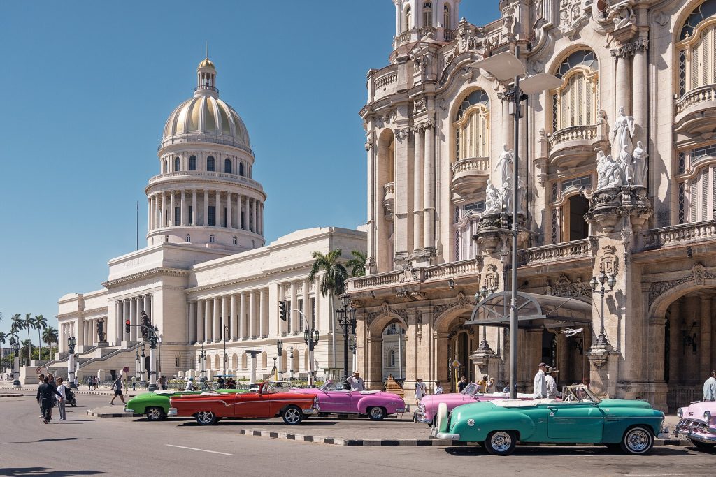 Le Capitole et des voitures anciennes, à La Havane