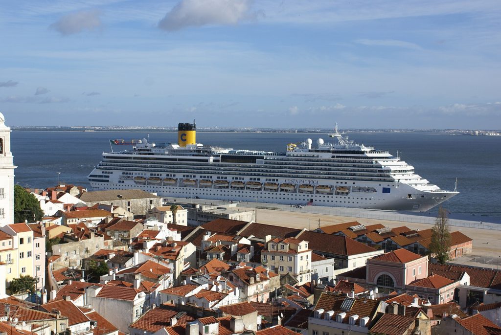 Un paquebot sur le Tage, vu depuis l'Alfama, à Lisbonne