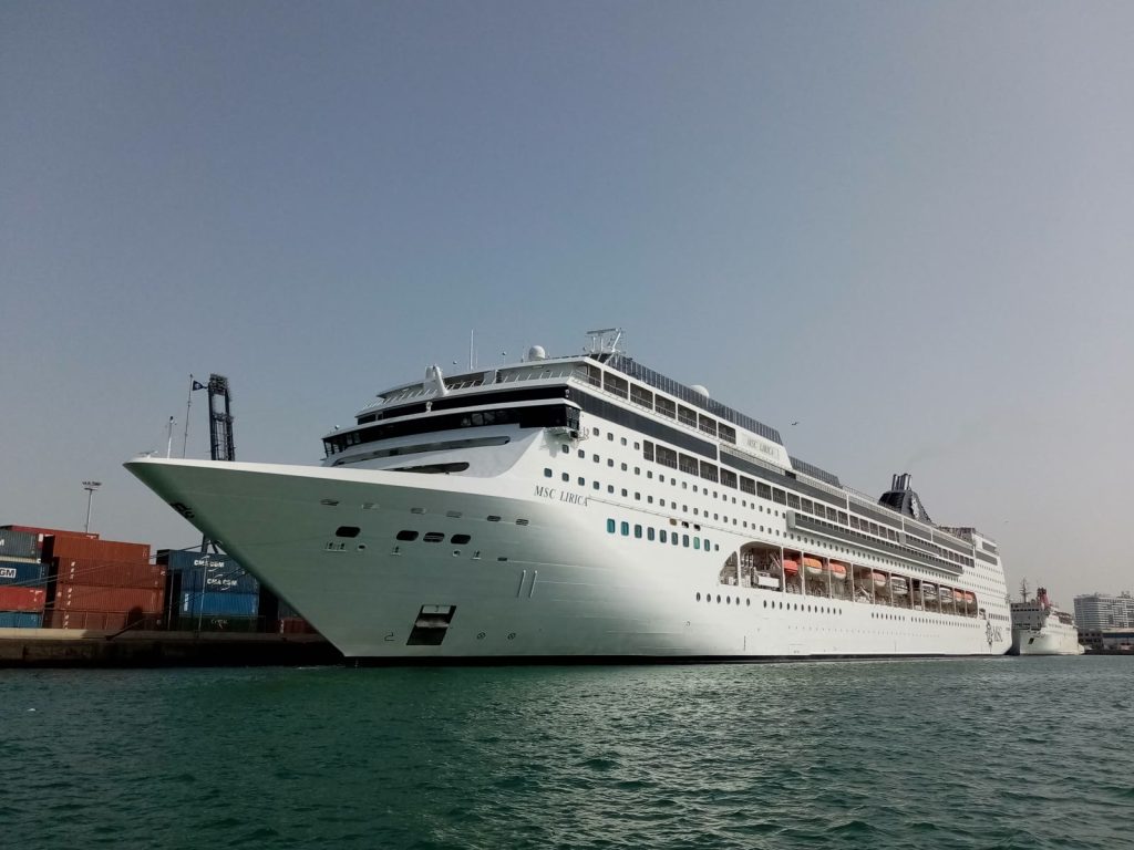 Le paquebot MSC Lirica de MSC Croisières amarré à quai dans le port de Casablanca, vu de trois quarts avant depuis l'eau
