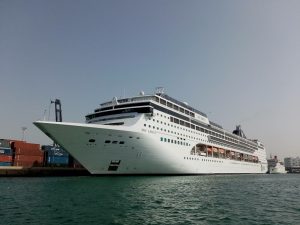Le paquebot MSC Lirica de MSC Croisières amarré à quai dans le port de Casablanca, vu de trois quarts avant depuis l'eau