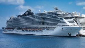 Le paquebot MSC Seascape amarré à Cozumel sous un ciel bleu, vu de trois quarts avant, avec ses ponts de balcons et sa cheminée noire au logo MSC