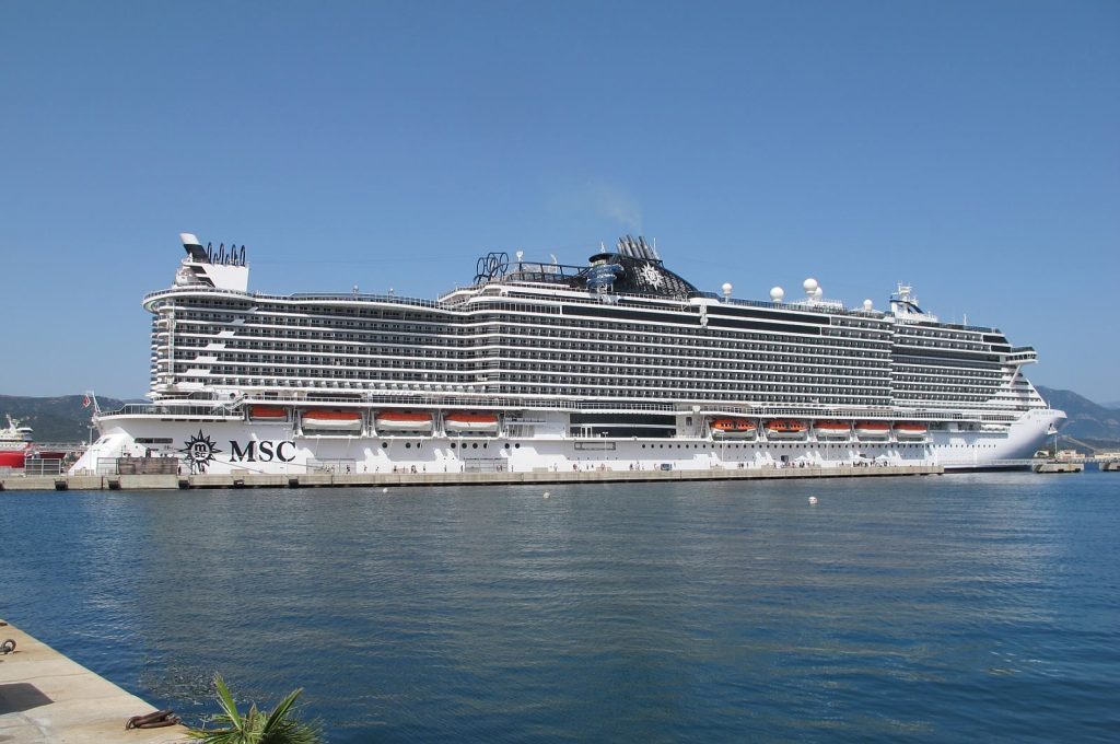 Le paquebot MSC Seaview amarré de profil le long d'un quai du port d'Ajaccio, coque blanche frappée du logo MSC, sous un ciel bleu