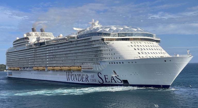 Le paquebot Wonder of the Seas de Royal Caribbean naviguant en mer, vu de trois quarts avant